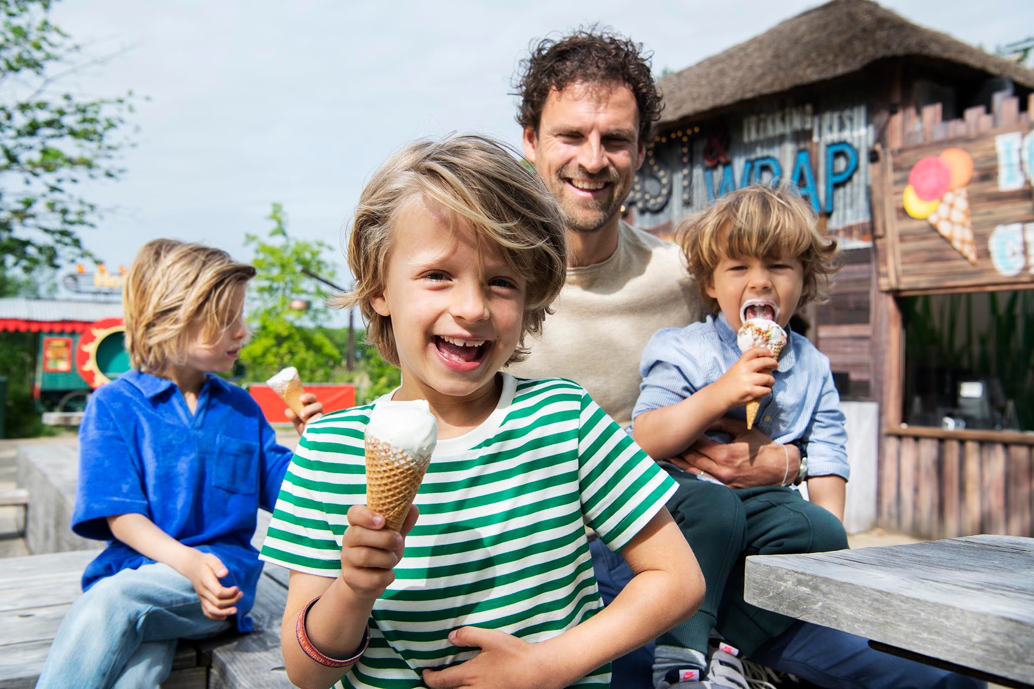 Jongen eet ijs voor toast 'n wrap in walibi holland