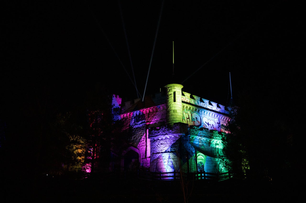 Erlebe Merlin's Magic Christmas Castle in weihnachtlicher Stimmung.