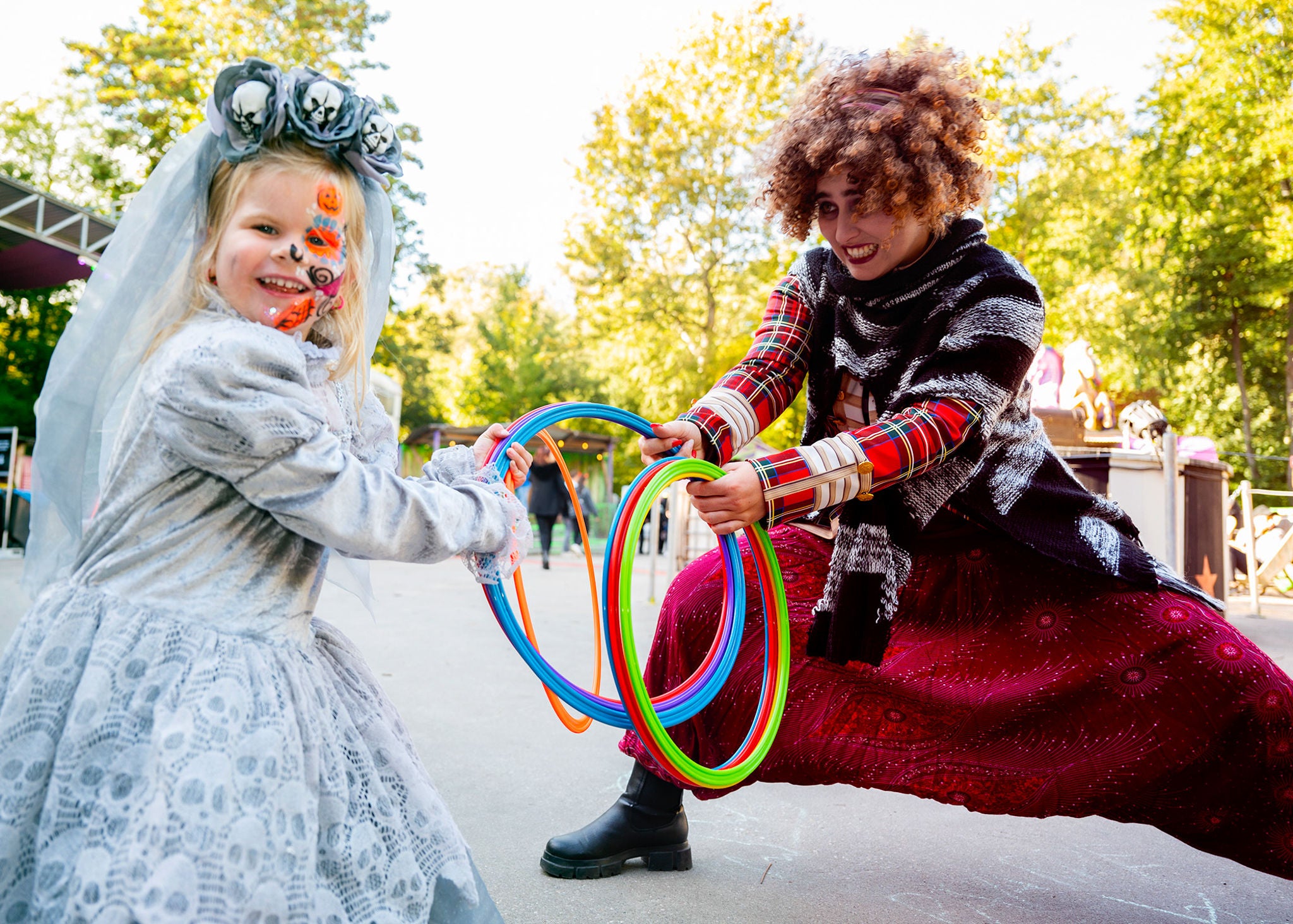 Ontmoet verschillende freaks tijdens Halloween Spooky Days.