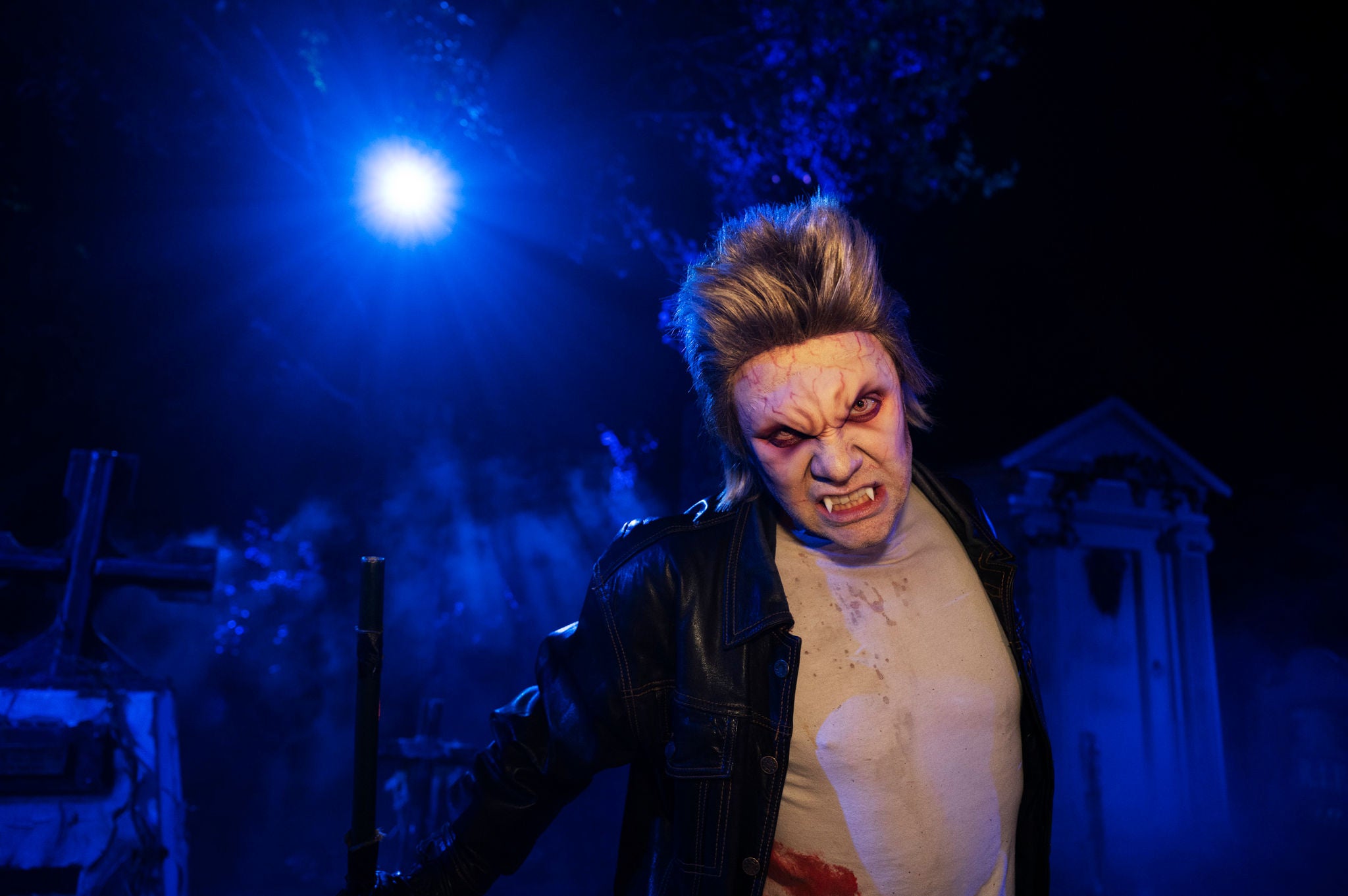 Werewolf in the middle of a graveyard at walibi holland 