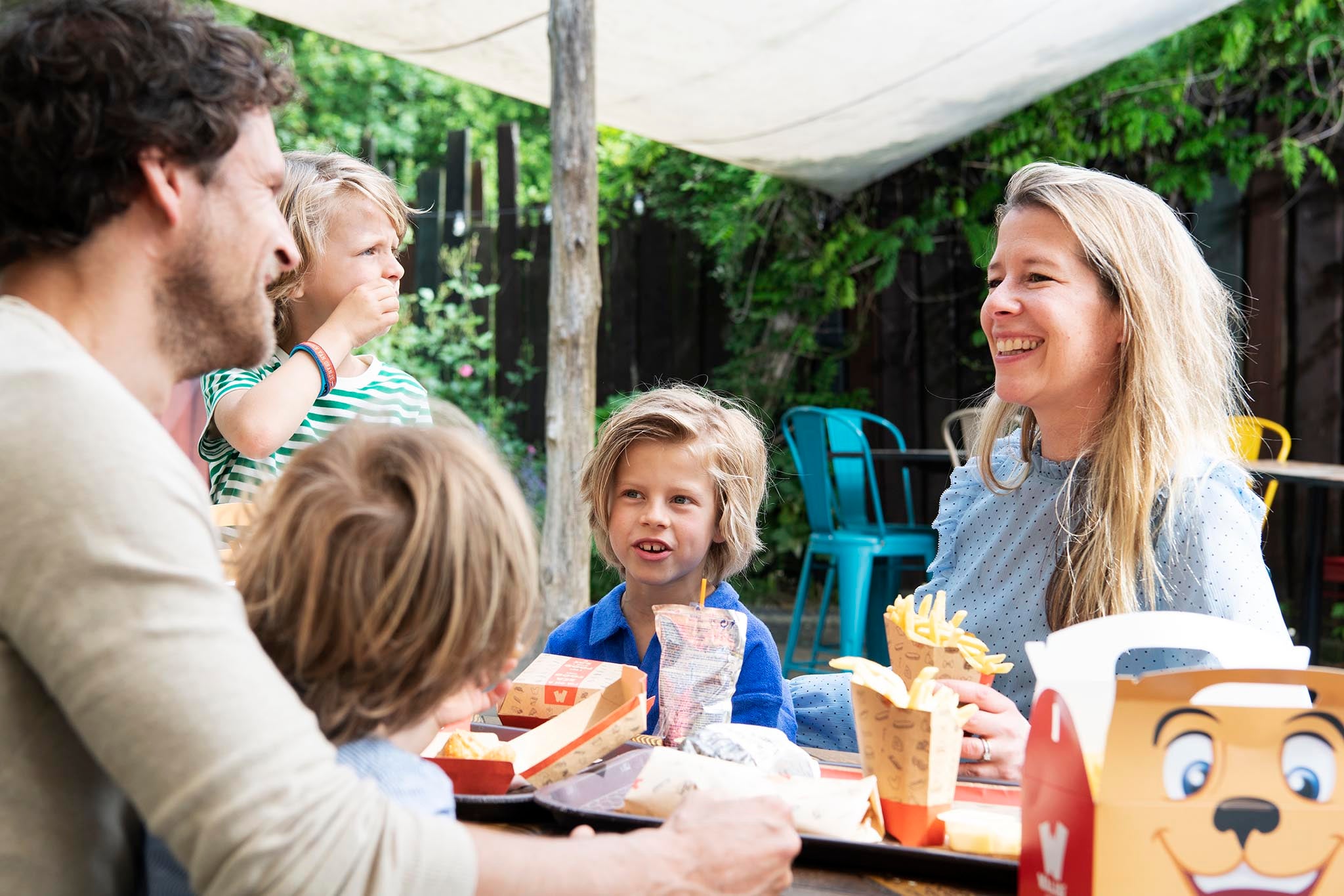 Children eating chicken at the restaurant cock-a-doodle-doo at walibi 