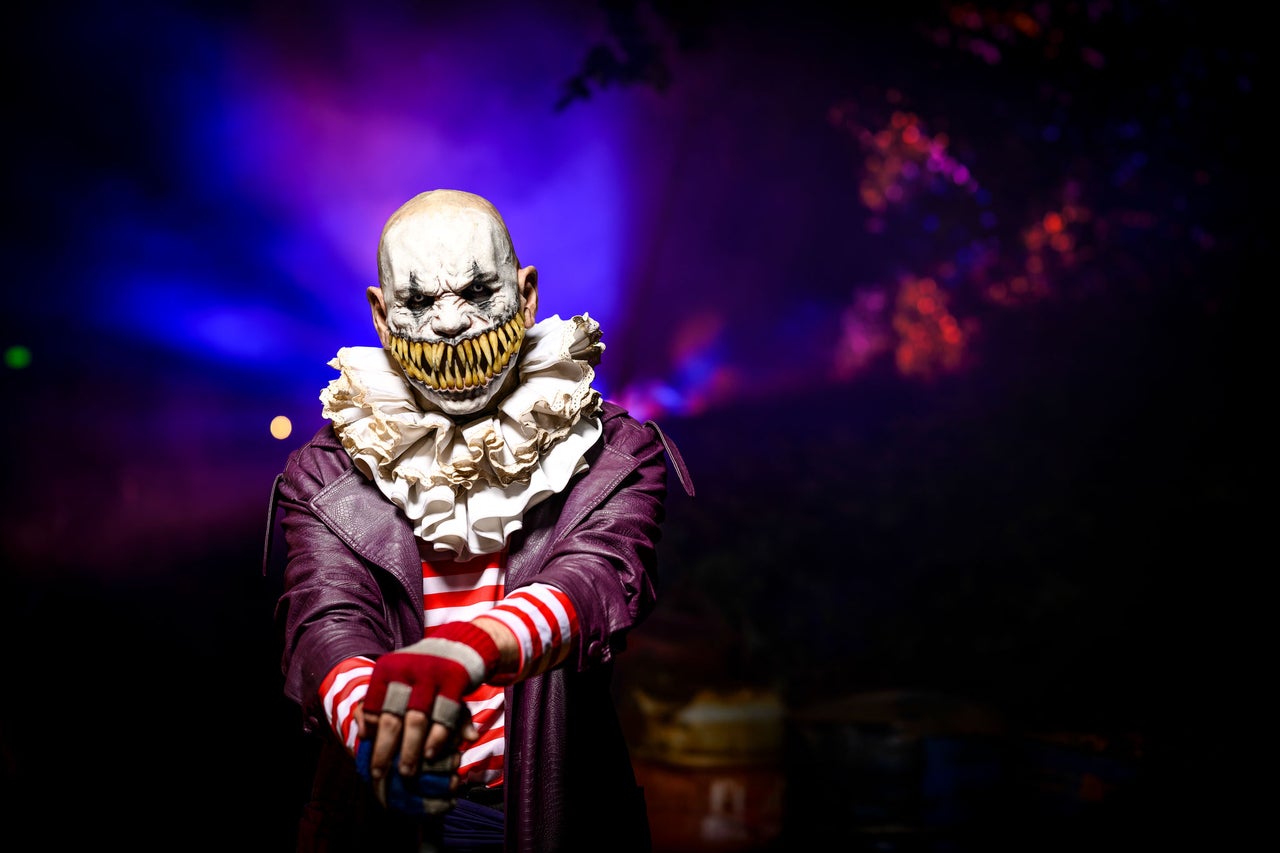 Meet deadly monsters in the Camp of Curiosities - Walkthrough - Halloween fright Nights