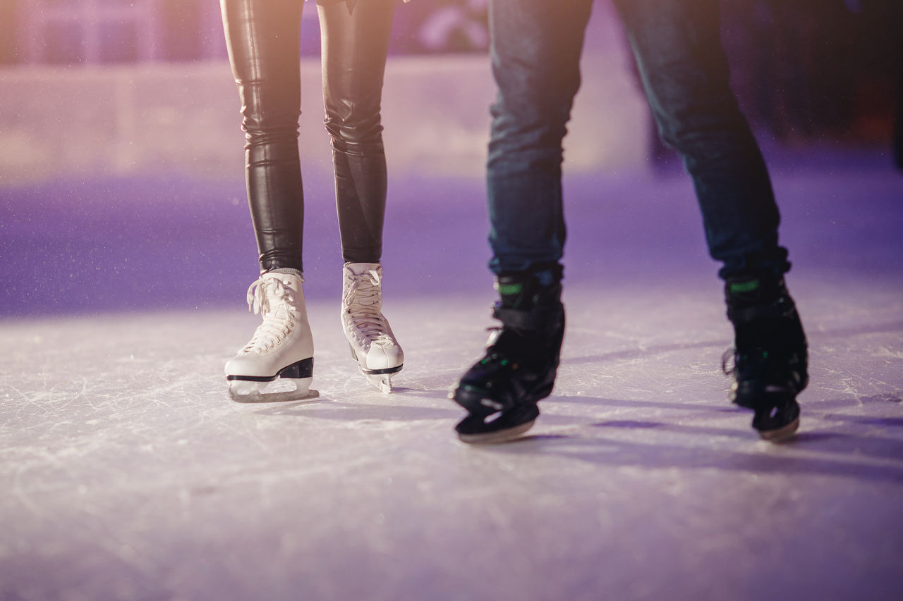 Trek je schaatsen aan en glijd over de fonkelende ijsbaan