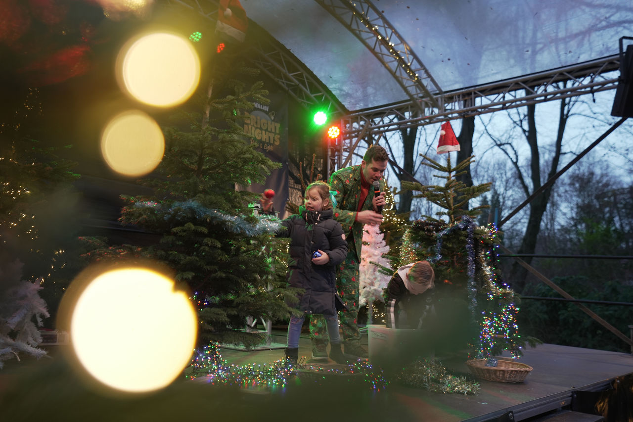 Mach mit bei Speed Tree Decorating während der Bright Nights.